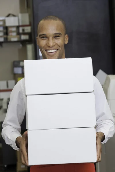 Porträt eines Industriearbeiters, der Container hält — Stockfoto