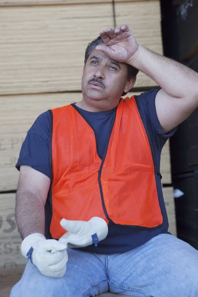 Trabajador de almacén que se refresca de la presión del trabajo —  Fotos de Stock