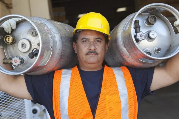 Porträtt av en medelålders man transporterar cylinder — Stockfoto