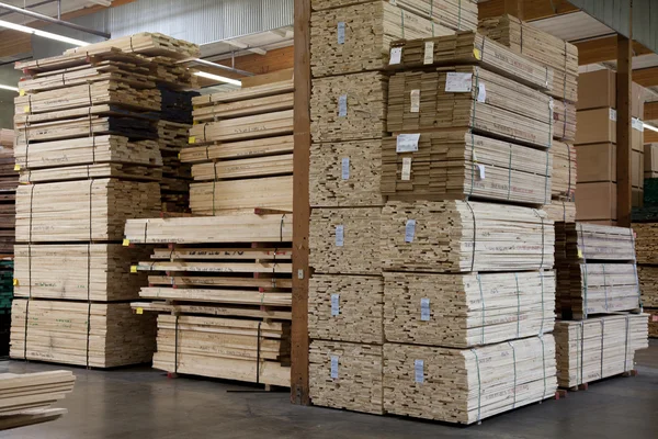 Pilhas de madeira compensada empilhadas no armazém — Fotografia de Stock