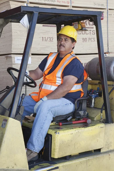 Heftruck chauffeur rijden in magazijn — Stockfoto