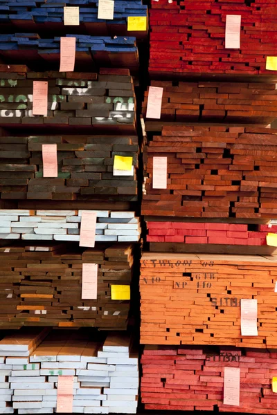 Marco completo de pila de madera contrachapada en almacén —  Fotos de Stock