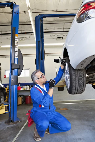 Man working on car tire — Stock Photo, Image