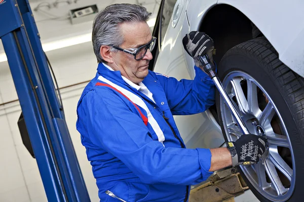 Senior monteur in auto reparatiewerkplaats — Stockfoto