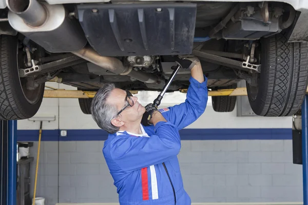 Senior meccanico in officina di riparazione auto — Foto Stock