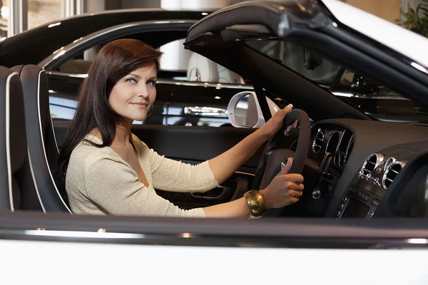 Vrouw met een test drive — Stockfoto