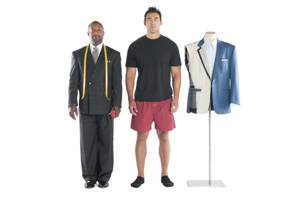 Portrait de tailleur debout avec client sur fond blanc — Photo
