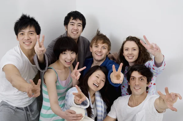 Retrato grupal de jóvenes amigos mostrando signo de paz — Foto de Stock