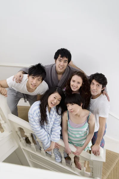 Jovens amigos posando na escada — Fotografia de Stock