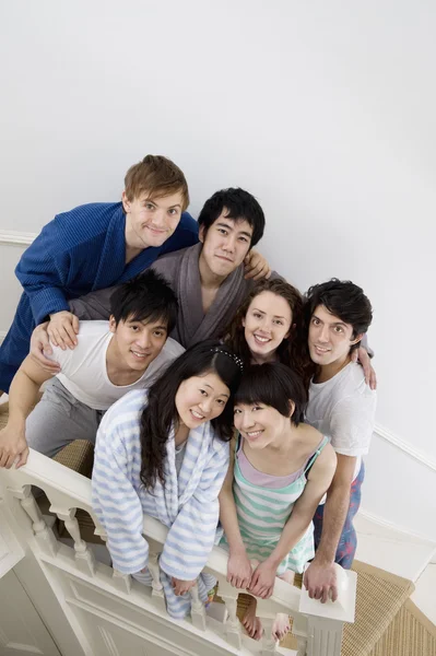 Retrato de grupo de amigos na escada — Fotografia de Stock