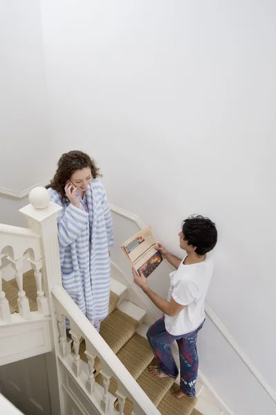 Homme et femme occupés dans leur routine quotidienne — Photo