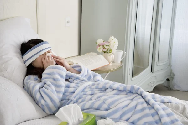 Fiatal nő beteg az ágyban — Stock Fotó