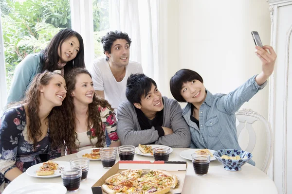 Amigos felices tomando fotografías — Foto de Stock