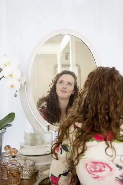 Mooie jonge vrouw kijken weg — Stockfoto