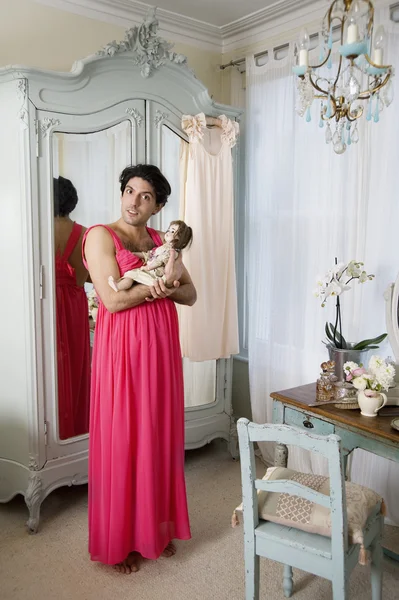Transvestita nosit prádlo drží panenka — Stock fotografie
