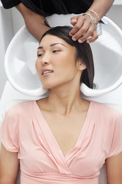 Γυναίκα της Ασίας, έχοντας τα μαλλιά πλύνετε στο σαλόνι ομορφιάς — Φωτογραφία Αρχείου