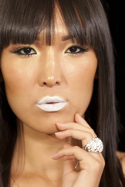 Retrato de mujer joven con hermoso anillo con lápiz labial blanco —  Fotos de Stock