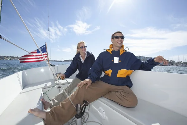 Interracial Couple Sailing — Stock Photo, Image