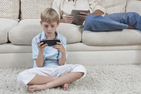 Jongen spelen van games op psp — Stockfoto