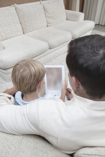 Vater und Sohn nutzen digitales Tablet — Stockfoto