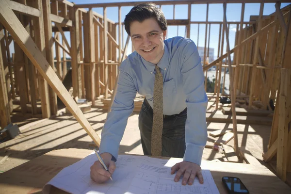 Plan de escritura de arquitecto masculino en el plano — Foto de Stock