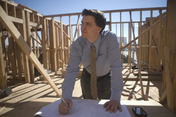 Arquitecto trabajando en el proyecto en el sitio — Foto de Stock