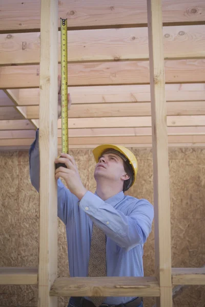 Architecte travaillant avec la bande de mesure sur le site — Photo