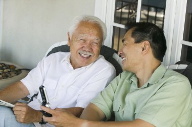 Baba ve oğul gülerek