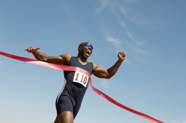 Mavi gökyüzü karşı yarış kazanan runner