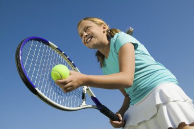 Tenis kortunda genç kız