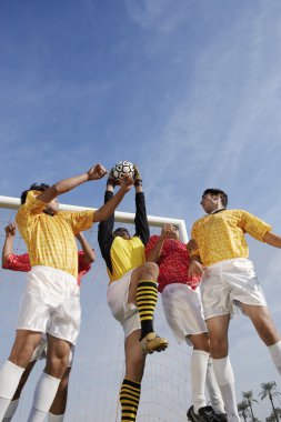 futbol oynayan genç oyuncular 