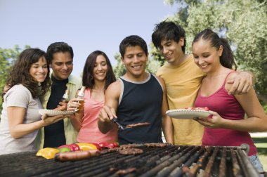 arkadaşlar piknik Grill'de