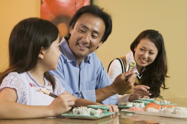 Suşi yemek aile