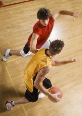  Basketbol oynayan gençler