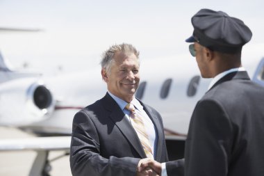 pilot ile tokalaşırken işadamı