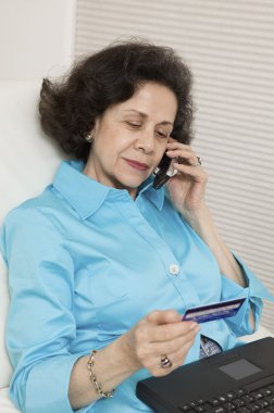 Kredi kartı kullanan kadın.