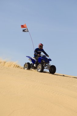 genç adam ATV sürme
