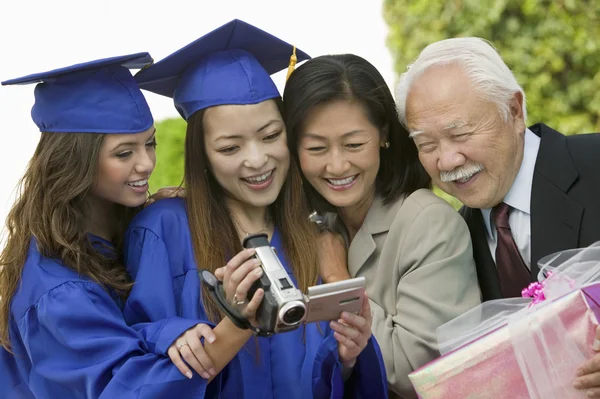 Familie videotaping afstuderen — Stockfoto