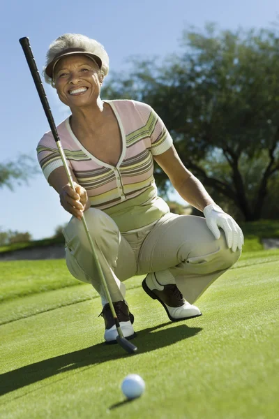 Seniorin auf Golfplatz — Stockfoto