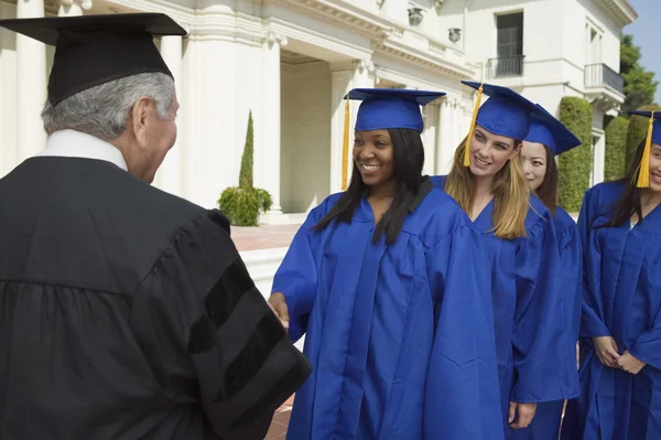 Afgestudeerde ontvangende diploma — Stockfoto