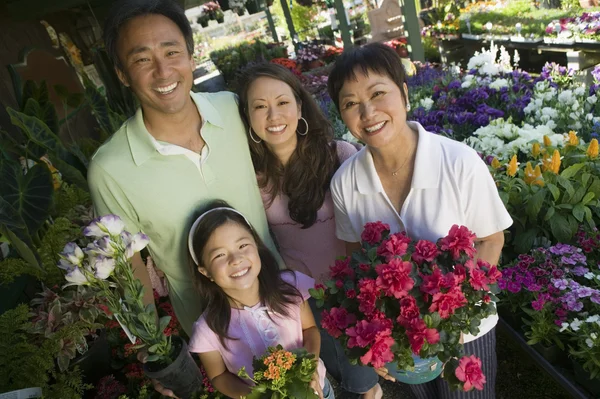 Familie winkelen voor planten — Stockfoto