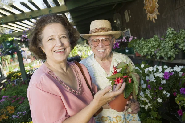 Senior Couple Shopping for flowers — Stock Photo, Image
