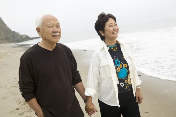 Casal sênior na praia — Fotografia de Stock