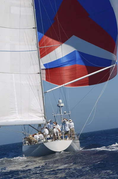 Jacht op oceaan — Stockfoto