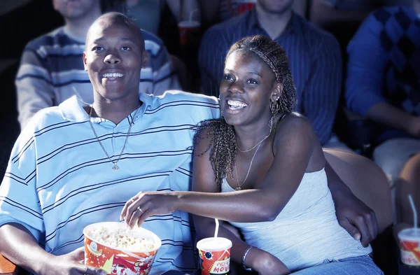 Paar schaut Film im Theater — Stockfoto