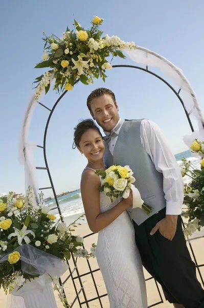 Bride and Groom Under Archway — Stock Photo, Image