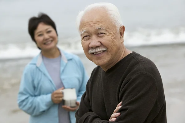 Mature man and wife at beach — Stock Photo, Image