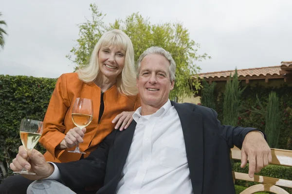 Casal com copos de vinho — Fotografia de Stock