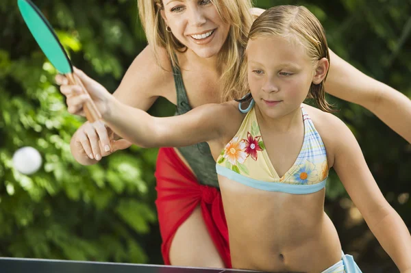 Meisje spelen ping-pong met moeder. — Stockfoto