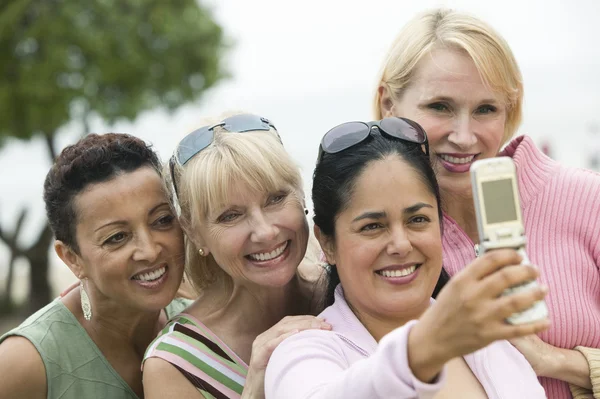 Mujeres fotografiándose a sí mismas —  Fotos de Stock